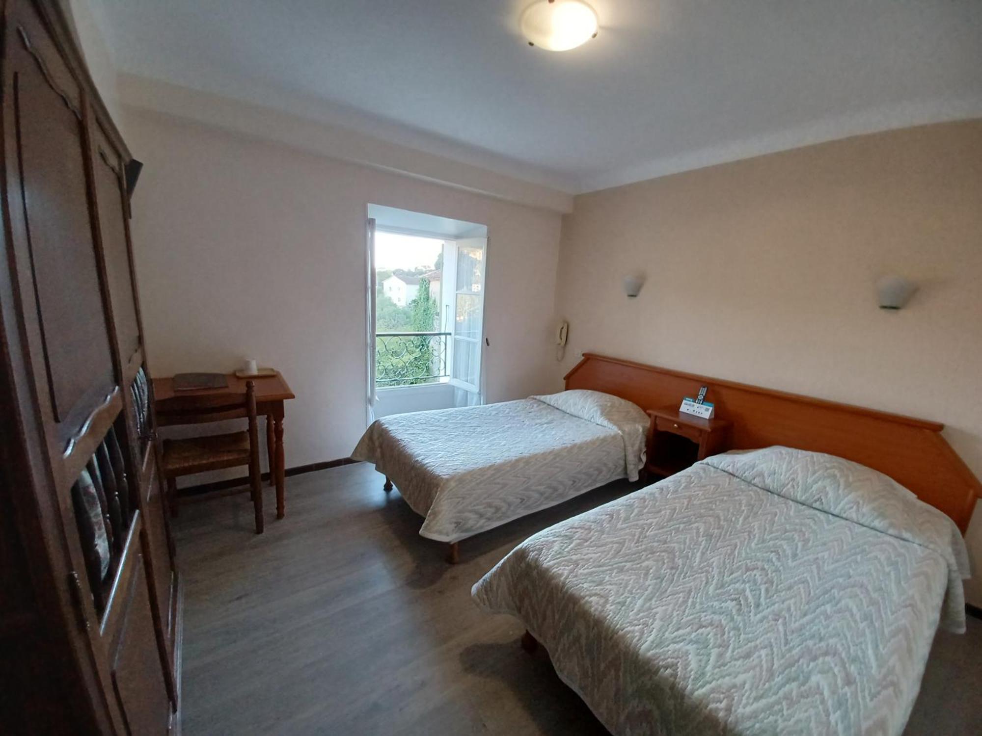 Logis Hotel Du Pont D'Or บาร์โฌลส์ ภายนอก รูปภาพ